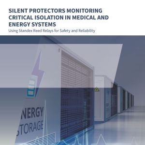 青い照明の廊下にエネルギー貯蔵ユニットが並んでいる。画像の上に ECG の心拍線グラフィックが重なっている。医療およびエネルギー貯蔵システムにおける重要な絶縁の監視についてのテキストがある。Standex Electronics のロゴあり。by Standex Detect
